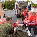 Soldaten vom Sanitätsregiment 2 der Bundeswehr übergeben einen versorgten Patienten an das Deutsche Rote Kreuz beim ersten Landesübungstag Rheinland-Pfalz 2025 in Montabaur, am 27.09.2025.