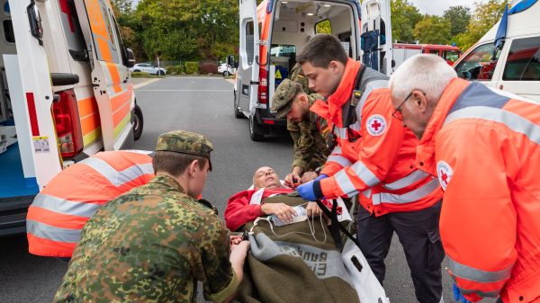 Soldaten vom Sanitätsregiment 2 der Bundeswehr übergeben einen versorgten Patienten an das Deutsche Rote Kreuz beim ersten Landesübungstag Rheinland-Pfalz 2025 in Montabaur, am 27.09.2025.