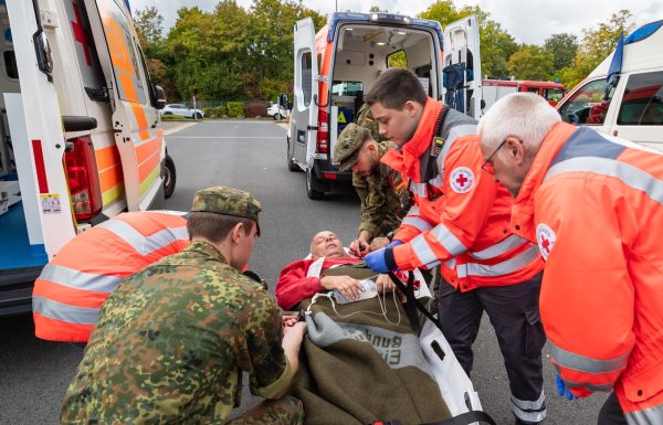 Soldaten vom Sanitätsregiment 2 der Bundeswehr übergeben einen versorgten Patienten an das Deutsche Rote Kreuz beim ersten Landesübungstag Rheinland-Pfalz 2025 in Montabaur, am 27.09.2025.