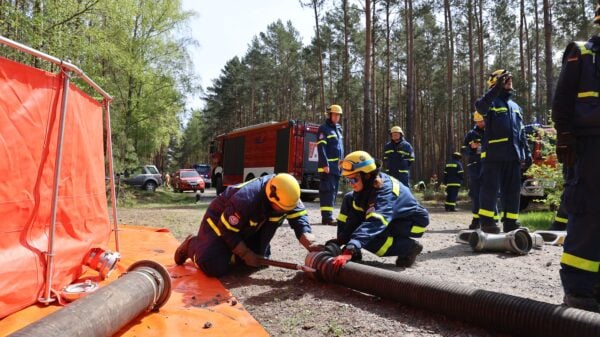 Waldbrandübung: Gemeinsam mit den Partnern der polnischen Berufsfeuerwehr PSP wurde eine leistungsstarke Förderstrecke aufgebaut: über 1.200 Meter Länge und mit einer Pumpleistung von bis zu 15.000 Litern pro Minute.