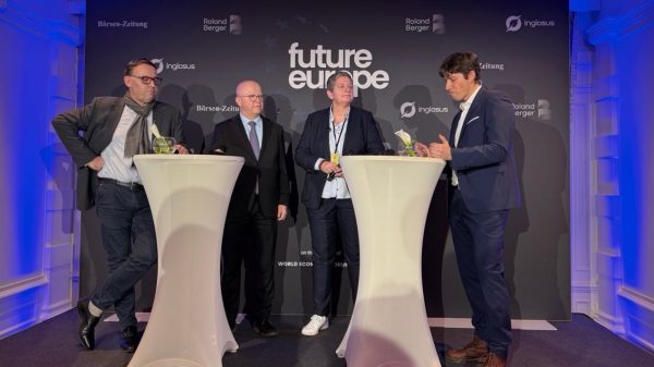 BSI-Präsidentin Claudia Plattner (3.v.l.) sprach beim Weltwirtschaftsforum in Davos mit Stefan Schaible (1.v.l.), Global Managing Partner bei Roland Berger, Michael Theurer, (2.v.l., Vorstandsmitglied der Deutschen Bundesbank) und Sebastian Schmid (r., Chefredakteur der Börsen-Zeitung) über Strategien für ein digital souveränes Europa.