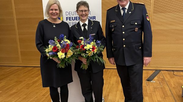 Nancy Faeser, Claudia Crawford und Karl-Heinz Banse (v.l.n.r.) auf der Tagung des Förderkreises und Beirats des Deutschen Feuerwehrverbandes (DFV).