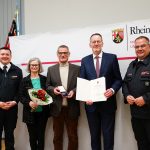 Innenminister Michael Ebling bei der Übergabe des Goldenen Feuerwehrehrenzeichens an Werner Hofmann (m.) mit Alexander Roßkopf (l.), Beatrix Hofmann (2. v. l.) und Holger Schmidt (r.).