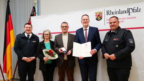 Innenminister Michael Ebling bei der Übergabe des Goldenen Feuerwehrehrenzeichens an Werner Hofmann (m.) mit Alexander Roßkopf (l.), Beatrix Hofmann (2. v. l.) und Holger Schmidt (r.).