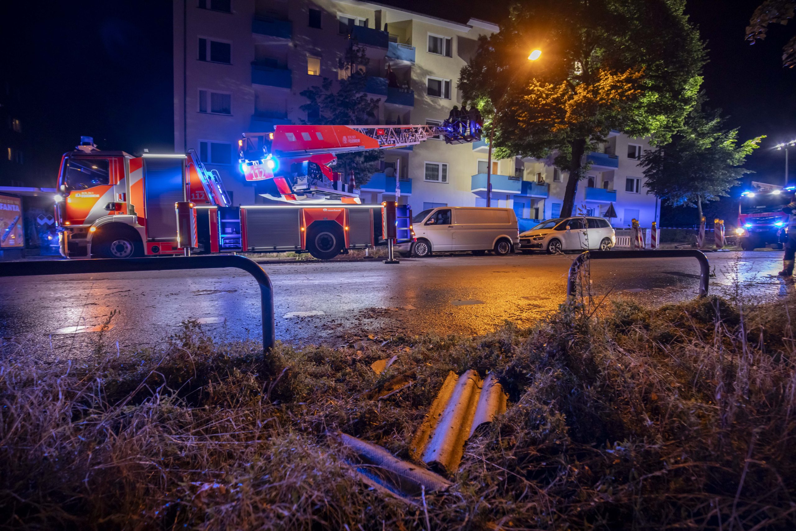 Das Unwetter hat in Berlin für einen starken Anstieg an Einsätzen der Berliner Feuerwehr gesorgt: Über 400 Einsätze am Montagabend. Umgeknickte Bäume, überflutete Straßenzüge, vor allem der nördliche teil Berlins war von dem Unwetter betroffen. Die Berliner Feuerwehr rief den Ausnahmezustand Wetter aus. Alle Freiwilligen Feuerwehren des Land Berlins wurden alarmiert und waren im Einsatz.