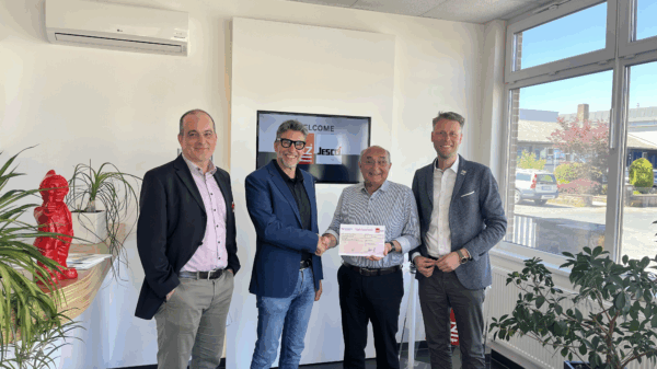 Spendenübergabe bei Lutz mit (von links) Karl Heinz Lutz, Bürgermeister Klaus Thoma, Geschäftsführer Heinz Lutz und OB Herrera Torrez.