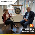 Helena Quis im Interview in einem Büro, im Hintergrund ein Gong und ein buntes Wandbild