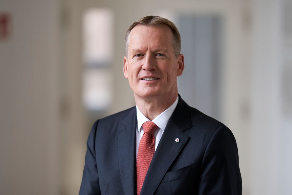 Der Diplom-Volkswirt Christian Reuter ist seit 1. April 2015 Generalsekretär und Vorsitzender des Vorstands des DRK. Er geht damit in seine dritte Amtszeit, sein Vertrag wurde vom 01. April 2027 bis zum 31. März 2033 verlängert.