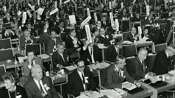 Menschlichkeit, Unparteilichkeit, Neutralität, Unabhängigkeit, Freiwilligkeit, Einheit und Universalität - die Grundsätze von der Rotkreuz- und der Rothalbmondbewegung