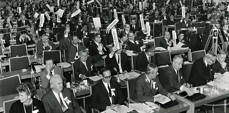 Menschlichkeit, Unparteilichkeit, Neutralität, Unabhängigkeit, Freiwilligkeit, Einheit und Universalität - die Grundsätze von der Rotkreuz- und der Rothalbmondbewegung