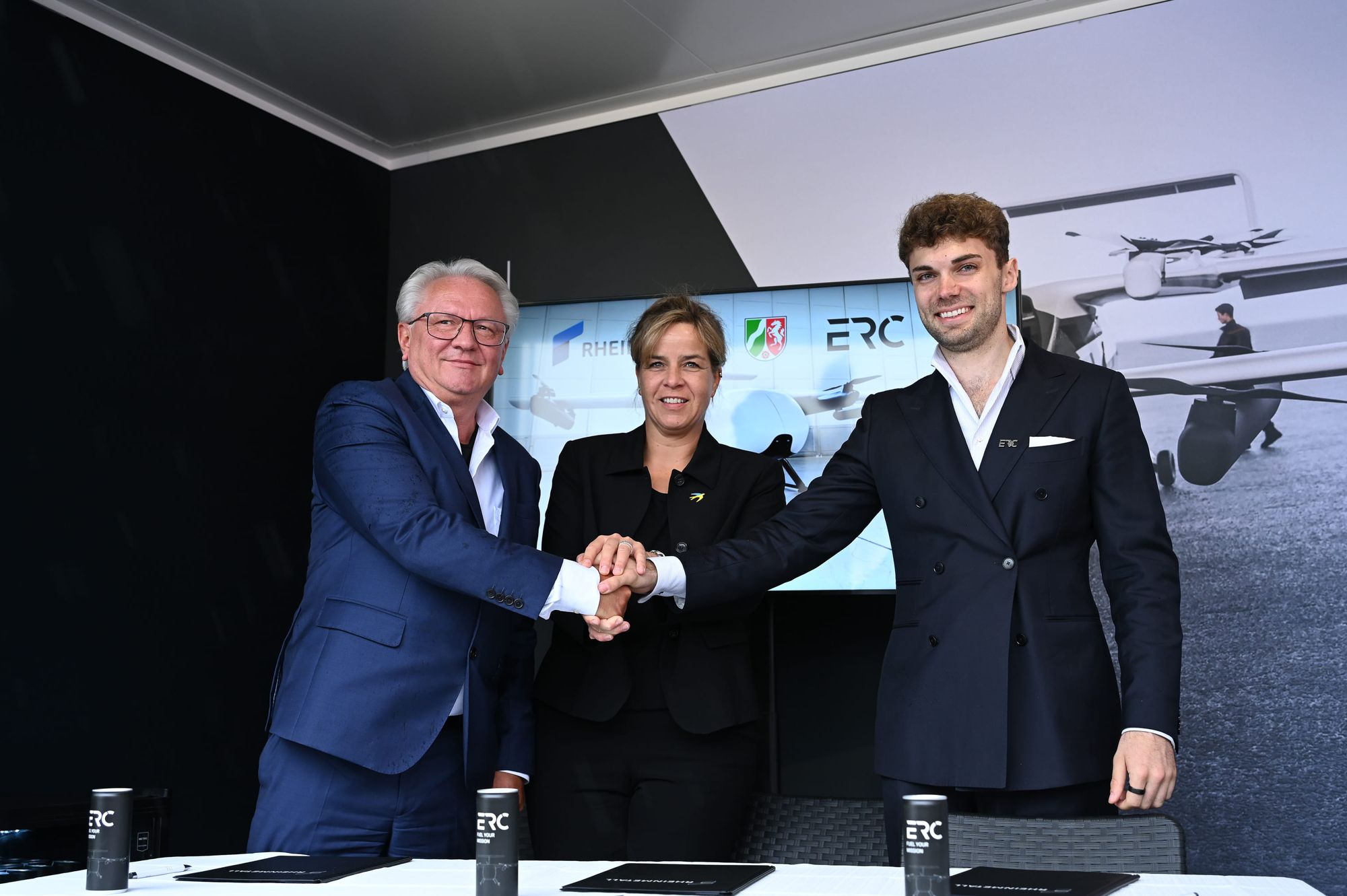 Unterschrieben in Berlin: Armin Papperger, Vorstandsvorsitzender von Rheinmetall, Mona Neubaur, stellvertretende Ministerpräsidentin des Landes NRW, und Maximilian Oligschläger, Chief Commercial Officer bei ERC.