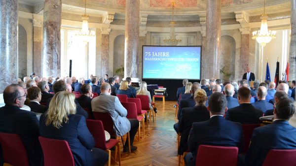 Innenminister Roman Poseck würdigt 75-jähriges Bestehen der hessischen Wasserschutzpolizei in seiner Festrede