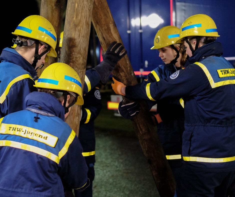 Landesverband HH/MV/SH: THW-Jugend in Hamburg-Eimsbüttel baut einen Dreibockbund im Rahmen einer Ausbildung.