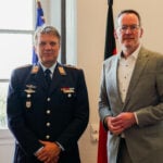 Innenminister Michael Ebling begrüßt den neuen Kommandeur des Landeskommandos RLP, Oberst Michael Trautermann.