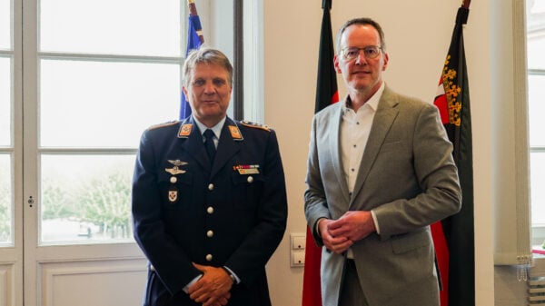 Innenminister Michael Ebling begrüßt den neuen Kommandeur des Landeskommandos RLP, Oberst Michael Trautermann.