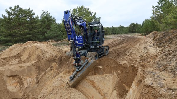 THW: Eine der eindrucksvollen Baumaschinen des THW