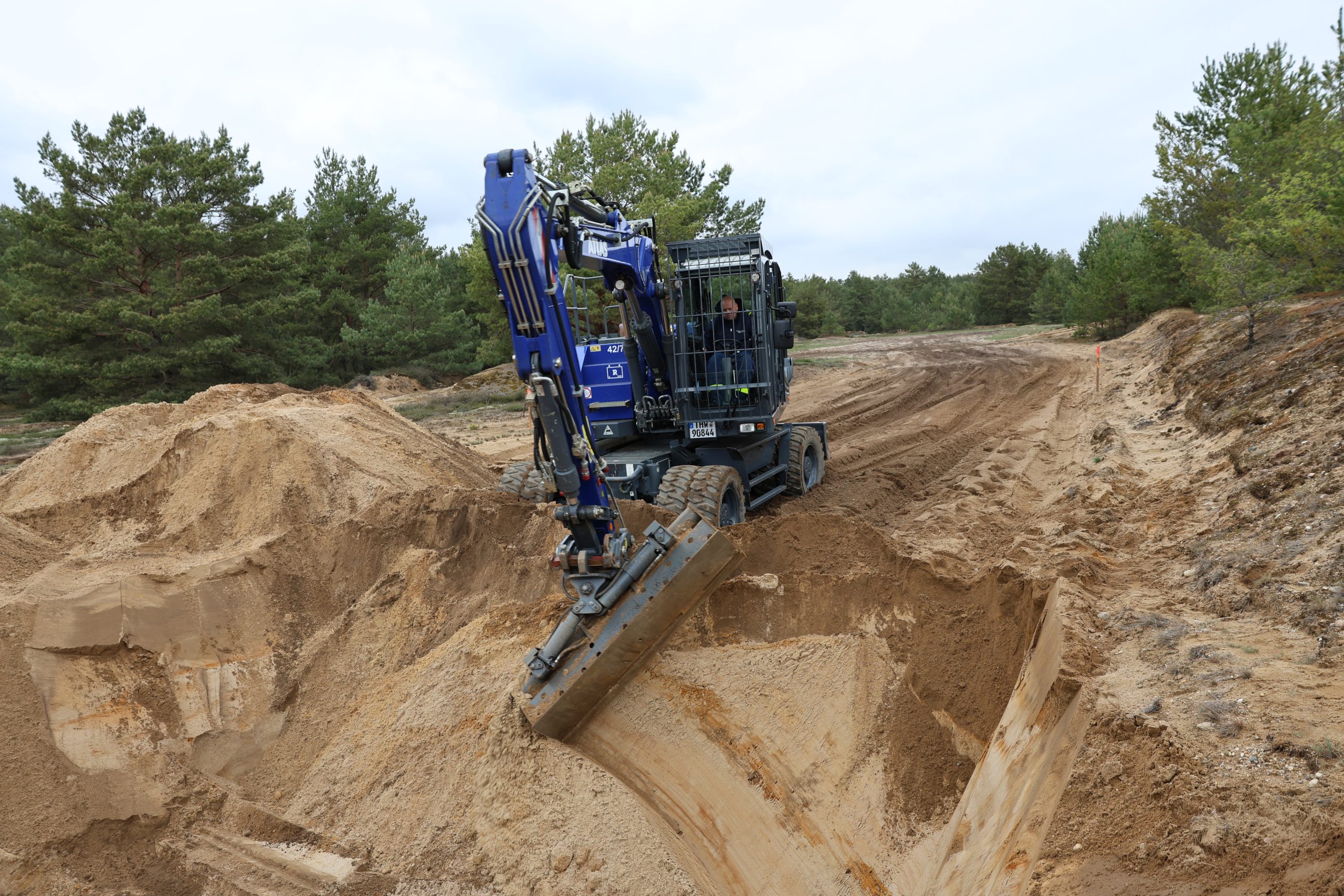 THW: Eine der eindrucksvollen Baumaschinen des THW