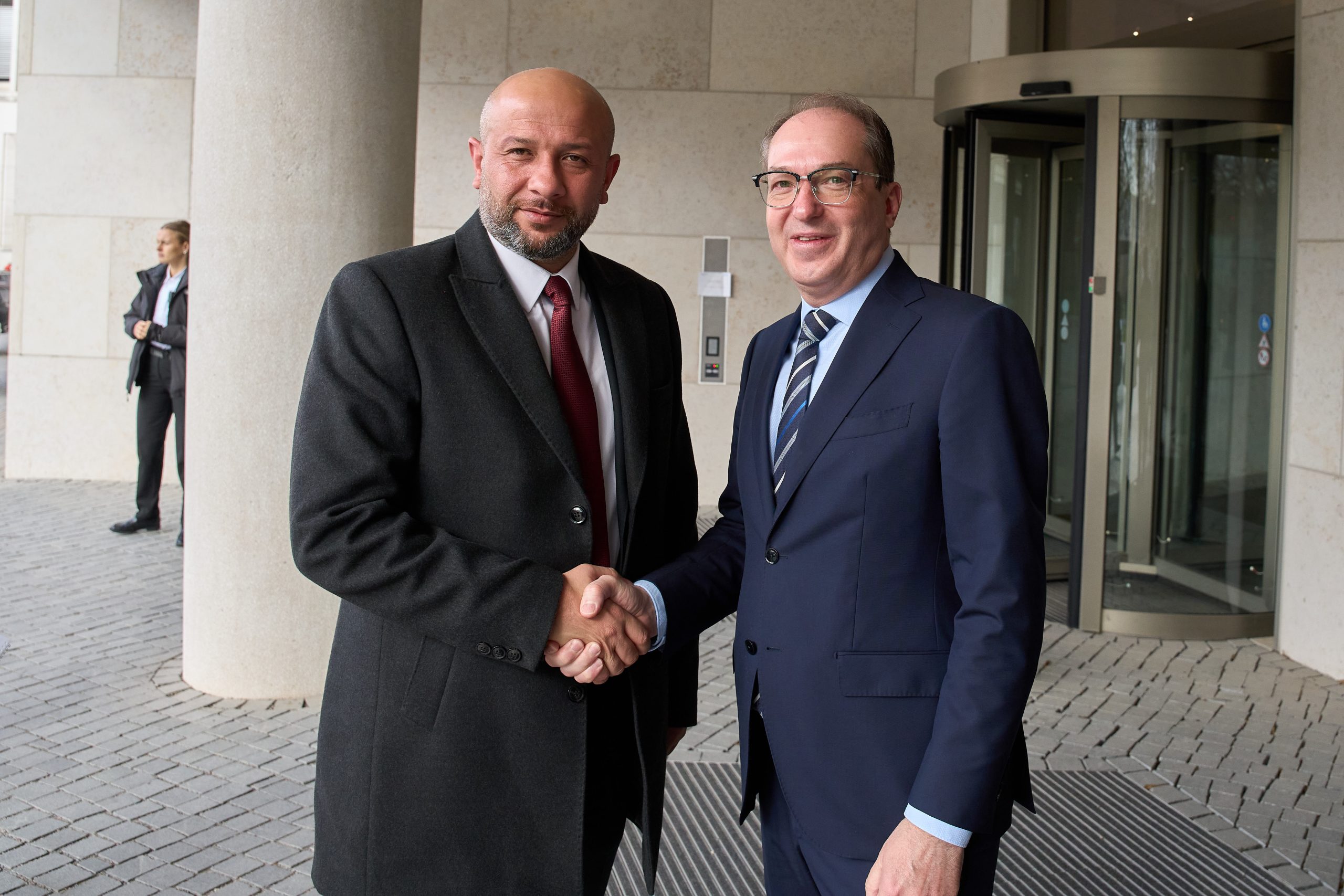 Syrien: Raed al-Saleh (l.), Minister für Katastrophenmanagement und Notfallmaßnahmen in der syrischen Übergangsregierung, und Alexander Dobrindt, Bundesinnenminister.