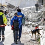 Die Helferinnen und Helfer des ASB machen sich nach ihrer Ankunft ein Bild der Lage nach dem Erdbeben.