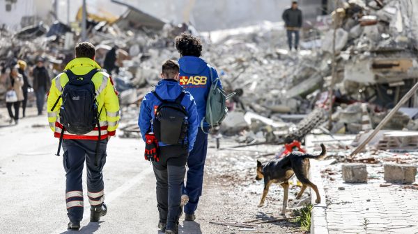 Die Helferinnen und Helfer des ASB machen sich nach ihrer Ankunft ein Bild der Lage nach dem Erdbeben.
