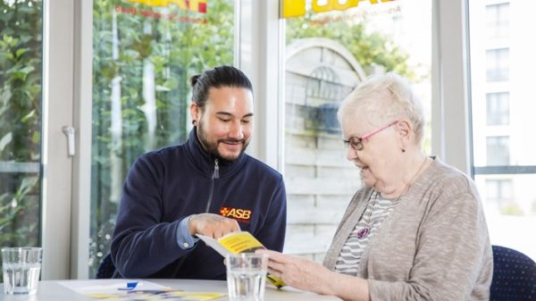 Der ASB engagiert sich in verschiedenen Projekten, in denen digitale Innovation und soziale Verantwortung zusammen gedacht werden – von KI-gestützter Unterstützung in der Pflege bis zu Bildungsangeboten für Fachkräfte und Ehrenamtliche.