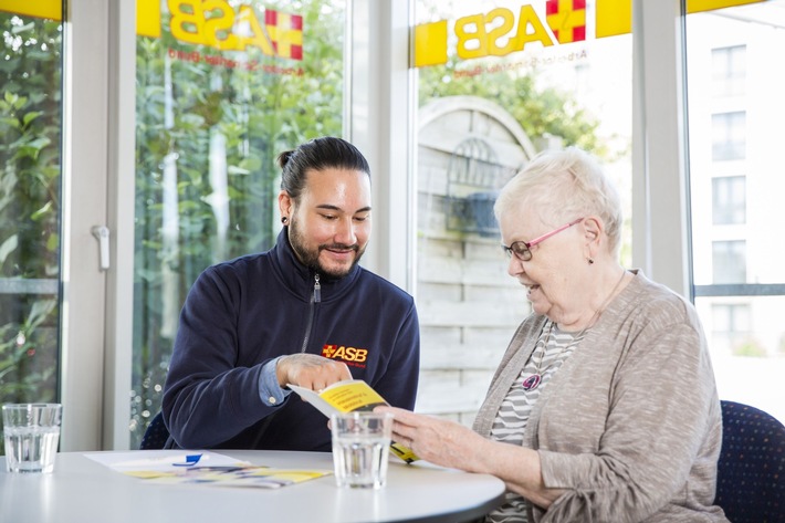 Der ASB engagiert sich in verschiedenen Projekten, in denen digitale Innovation und soziale Verantwortung zusammen gedacht werden – von KI-gestützter Unterstützung in der Pflege bis zu Bildungsangeboten für Fachkräfte und Ehrenamtliche.