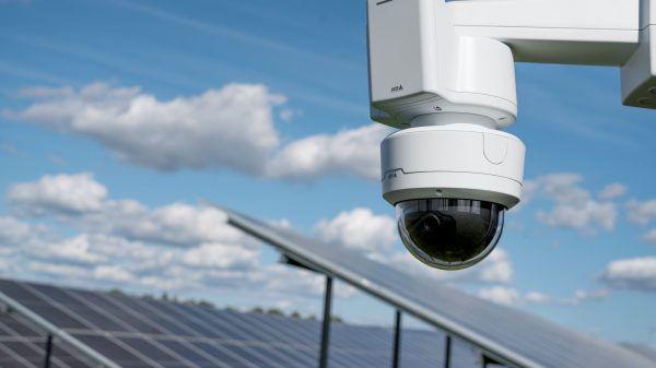 AXIS D2122-VE Radar und AXIS D2123-VE Radar kombinieren fortschrittliche Radar-Technologie mit einer integrierten PTZ-Kamera.