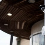Der AXIS D4200-VE Network Strobe Speaker verfügt über eine KI-basierte Audioanalyse-Funktion und erkennt damit verdächtige Geräusche wie Glasbruch oder lautes Rufen.