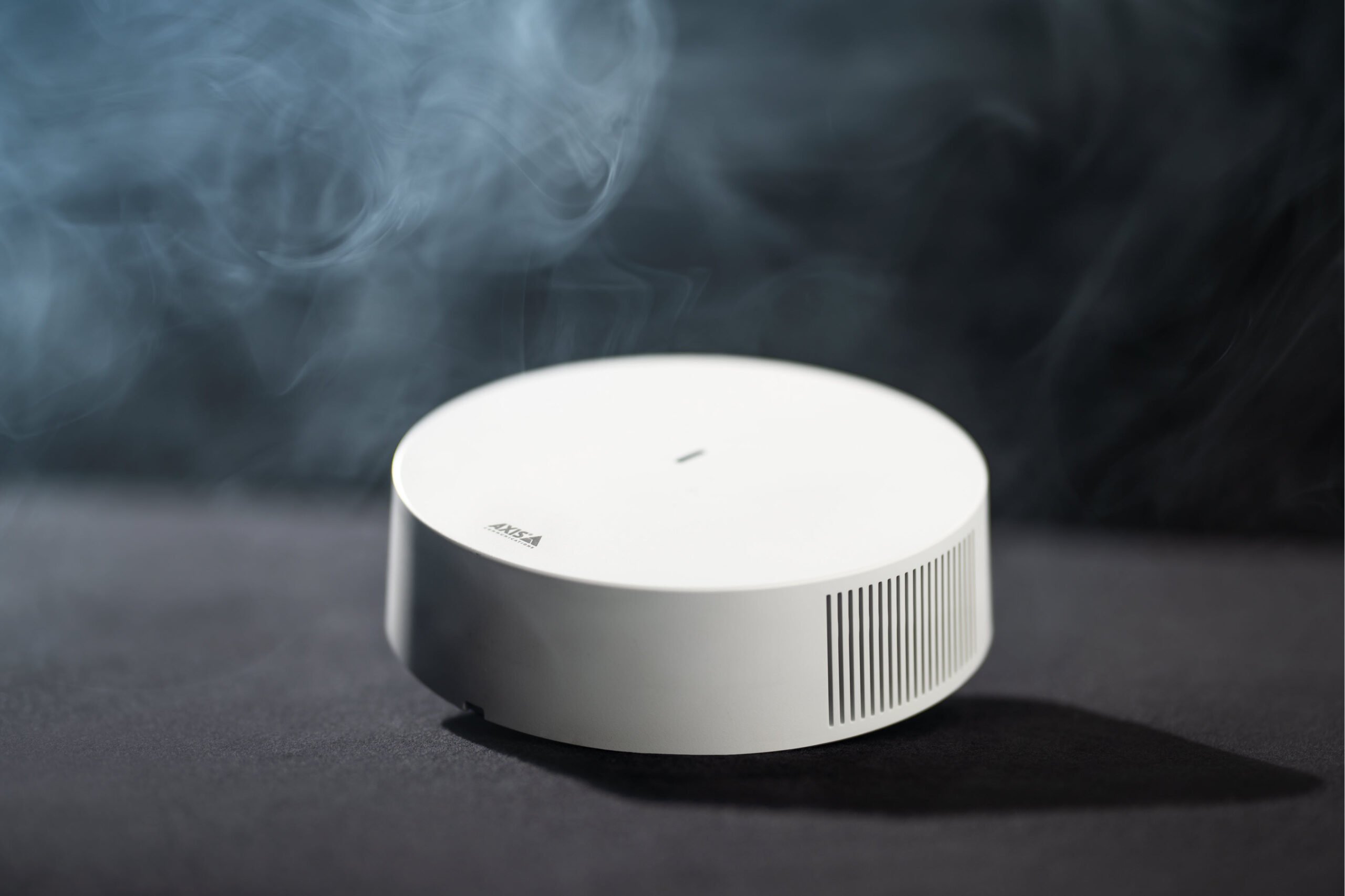 Der AXIS D6210 Air Quality Sensor kann als Luftqualitätssensor verschiedene Parameter der Raumluftqualität überwachen.
