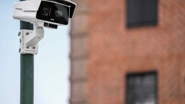 Die AXIS P1518-LE Box Camera eignet sich ideal für den Gebäude- und Perimeterschutz.