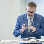 Generalarzt a.D. Dr. Andreas Hölscher, Chefredakteur der „Wehrmedizin und Wehrpharmazie" (Mitte) im Interview mit dem Kommandeur Kommando Sanitätsdienstliche Einsatzversorgung, Generalarzt Dr. Bruno Most (rechts) und dem Vizepräsidenten der Johanniter-Unfall-Hilfe e.V., Professor Dr. Simon Little (links)