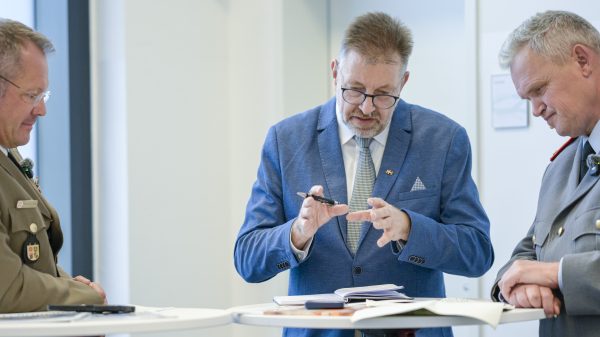 Generalarzt a.D. Dr. Andreas Hölscher, Chefredakteur der „Wehrmedizin und Wehrpharmazie" (Mitte) im Interview mit dem Kommandeur Kommando Sanitätsdienstliche Einsatzversorgung, Generalarzt Dr. Bruno Most (rechts) und dem Vizepräsidenten der Johanniter-Unfall-Hilfe e.V., Professor Dr. Simon Little (links)