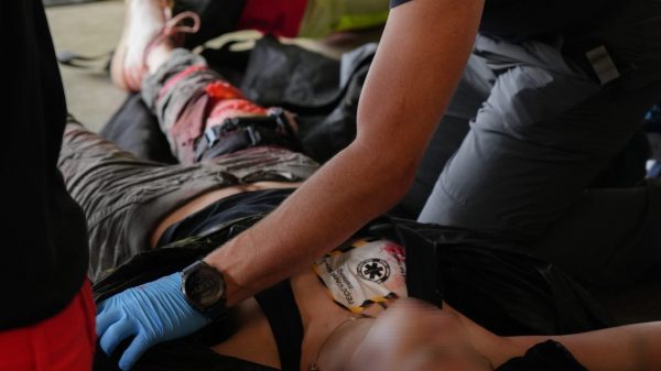 TECC: Ein Teilnehmer versorgt eine Patientendarstellerin