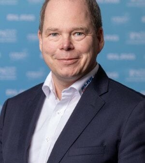 DLRG Schleswig-Holstein: Jochen Möller übergibt als Sinnbild ein Steuerrad an den neuen Präsidenten André Tschirner.