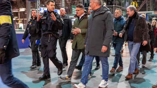 Am Donnerstagabend haben Ministerpräsident Boris Rhein und Innenminister Roman Poseck das Frankfurt Bahnhofsviertel besucht, sich über die Fortschritte auf Basis des 7-Punkte-Plans der Landesregierung informiert und eine Razzia begleitet.