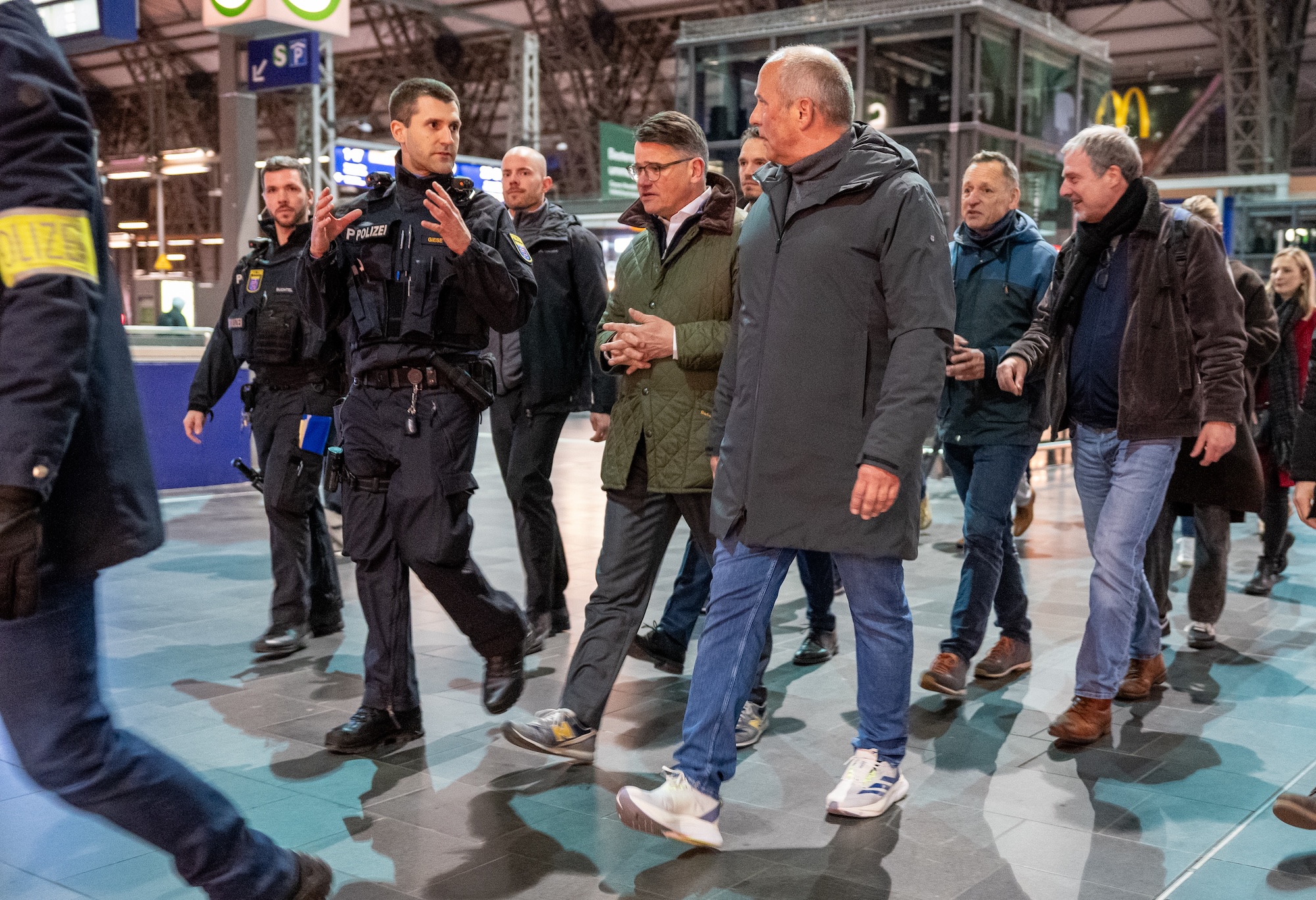 Am Donnerstagabend haben Ministerpräsident Boris Rhein und Innenminister Roman Poseck das Frankfurt Bahnhofsviertel besucht, sich über die Fortschritte auf Basis des 7-Punkte-Plans der Landesregierung informiert und eine Razzia begleitet.