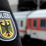 Die Bundespolizei hat in Garmisch-Partenkirchen einen Mann festgenommen, der sich als falscher Polizei-Trainer ausgegeben hatte.