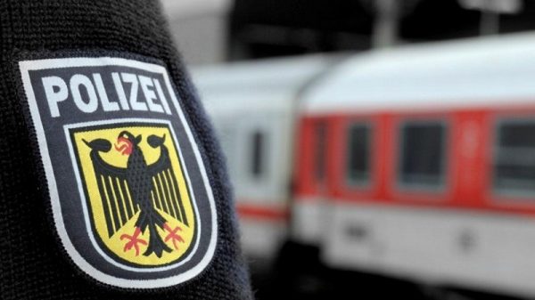 Die Bundespolizei hat in Garmisch-Partenkirchen einen Mann festgenommen, der sich als falscher Polizei-Trainer ausgegeben hatte.