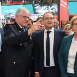 DFV-Präsident Karl-Heinz Banse mit Bundesinnenminister Alexander Dobrindt und Niedersachsens Landesinnenministerin Daniela Behrens am DFV-Gemeinschaftsstand der INTERSCHUTZ