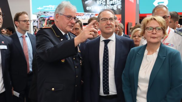 DFV-Präsident Karl-Heinz Banse mit Bundesinnenminister Alexander Dobrindt und Niedersachsens Landesinnenministerin Daniela Behrens am DFV-Gemeinschaftsstand der INTERSCHUTZ
