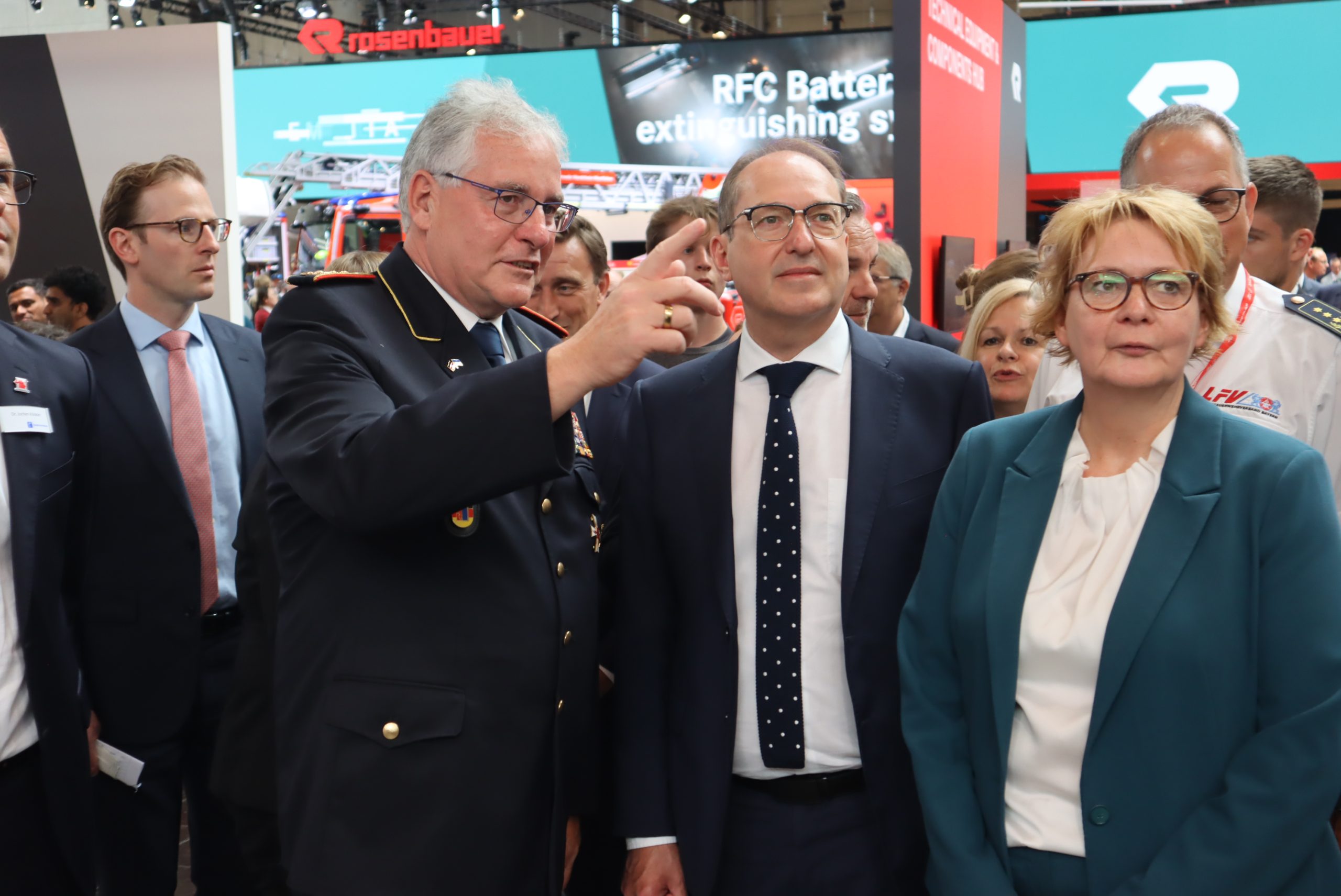 DFV-Präsident Karl-Heinz Banse mit Bundesinnenminister Alexander Dobrindt und Niedersachsens Landesinnenministerin Daniela Behrens am DFV-Gemeinschaftsstand der INTERSCHUTZ