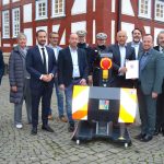 Für die Sicherheit bei Veranstaltungen: Innenminister Roman Poseck unter anderem mit dem Bürgermeister der Stadt Melsungen Timo Riedemann und dem Bürgermeister der Gemeinde Körler Mario Gerhold