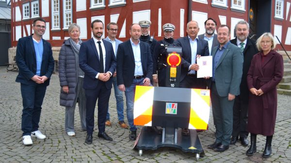 Für die Sicherheit bei Veranstaltungen: Innenminister Roman Poseck unter anderem mit dem Bürgermeister der Stadt Melsungen Timo Riedemann und dem Bürgermeister der Gemeinde Körler Mario Gerhold