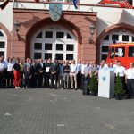 Fahrzeugübergabe: Innenminister Roman Poseck zusammen mit Bürgermeister Dr. Johannes Hanisch, Andreas Hofmeister, MdL sowie weiteren Angehörigen der Feuerwehr Weilburg