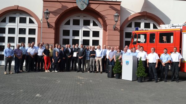 Fahrzeugübergabe: Innenminister Roman Poseck zusammen mit Bürgermeister Dr. Johannes Hanisch, Andreas Hofmeister, MdL sowie weiteren Angehörigen der Feuerwehr Weilburg