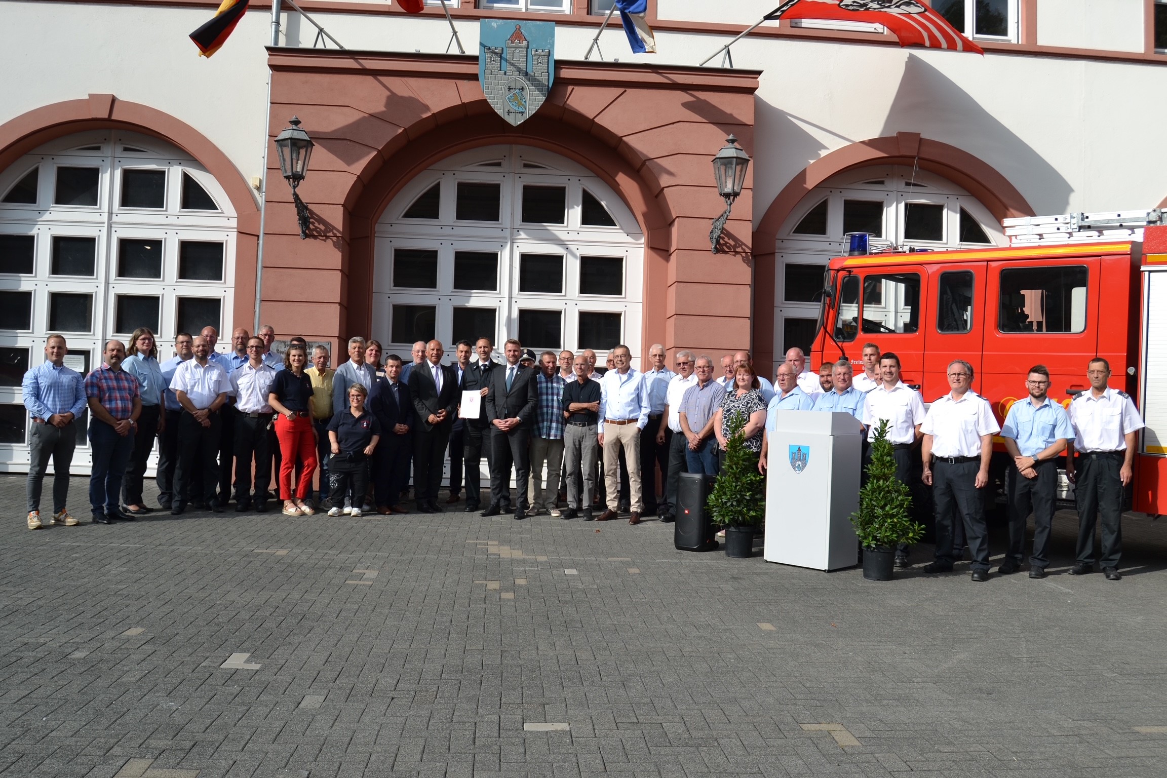 Fahrzeugübergabe: Innenminister Roman Poseck zusammen mit Bürgermeister Dr. Johannes Hanisch, Andreas Hofmeister, MdL sowie weiteren Angehörigen der Feuerwehr Weilburg