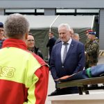 Staatssekretär Thomas Blenke aus dem Innenministerium im Gespräch mit einem Mitarbeiter des Arbeiter-Samariter-Bundes. (v.l.) Kapitän zur See Michael Giss, Karin Scheiffele Abteilungsleiterin 6 Innenministerium Baden-Württemberg, Staatssekretär Thomas Blenke. Die Aufnahme entstand bei der vergangenen Ausgabe des ZMZ-Symposiums.