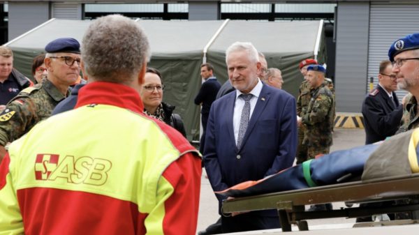 Staatssekretär Thomas Blenke aus dem Innenministerium im Gespräch mit einem Mitarbeiter des Arbeiter-Samariter-Bundes. (v.l.) Kapitän zur See Michael Giss, Karin Scheiffele Abteilungsleiterin 6 Innenministerium Baden-Württemberg, Staatssekretär Thomas Blenke. Die Aufnahme entstand bei der vergangenen Ausgabe des ZMZ-Symposiums.
