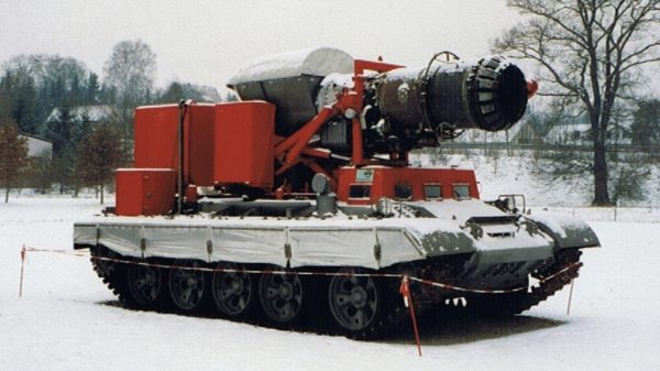 Abgaslöschfahrzeug "Hurricane" mit R-13-300 Strahltriebwerk (MiG 21) schwenkbar auf einem T-55A-Ketten-Fahrgestell montiert, 27 t (Deutsches Feuerwehr-Museum Fulda).