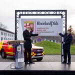 Innenminister Michael Ebling und die Landesbrand- und Katastrophenschutzinspekteurin Dr. Kirstin Eisenhauer bei der Enthüllung des Schildes am neuen Landesamt